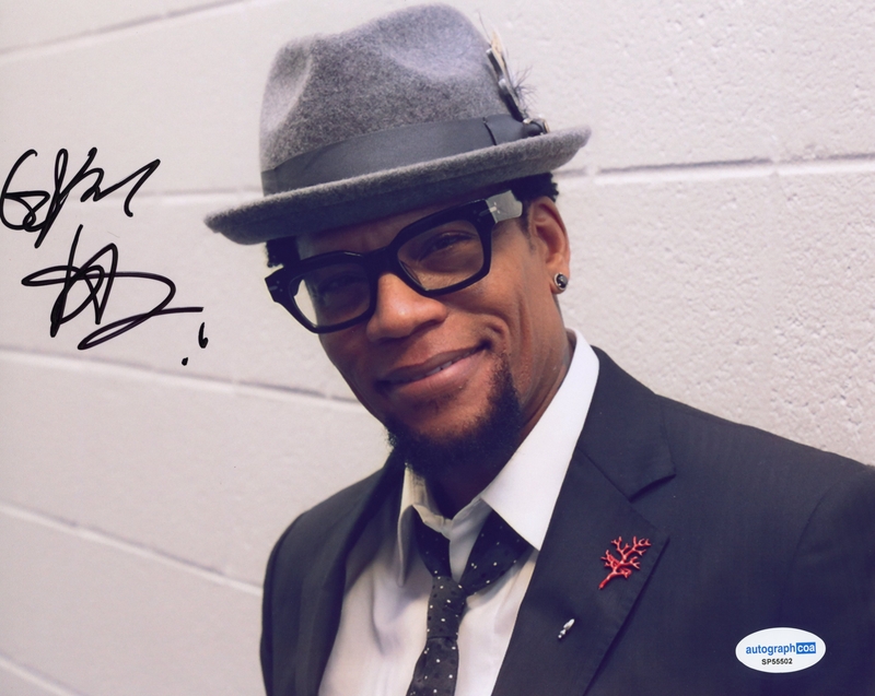 Item # 209334 - D.L. Hughley "Contrarian" Comedian AUTOGRAPH Signed Comedy 8x10 Photo B