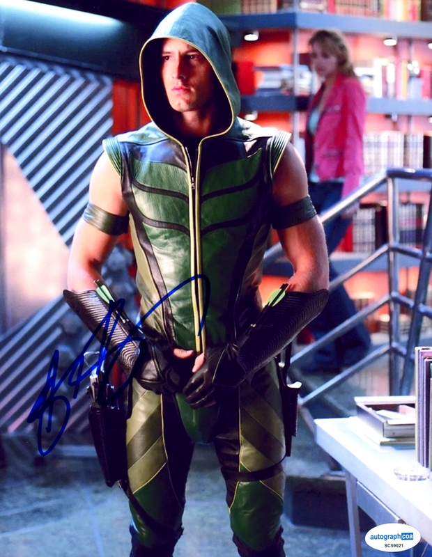 Item # 177170 - Justin Hartley "Smallville" AUTOGRAPH Signed 'Green Arrow' 8x10 Photo C
