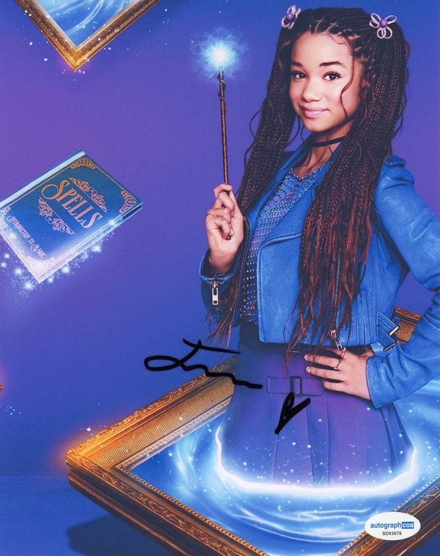 Item # 199613 - Janice LeAnn Brown "Wizards Beyond Waverly Place" AUTOGRAPH Signed 8x10 Photo