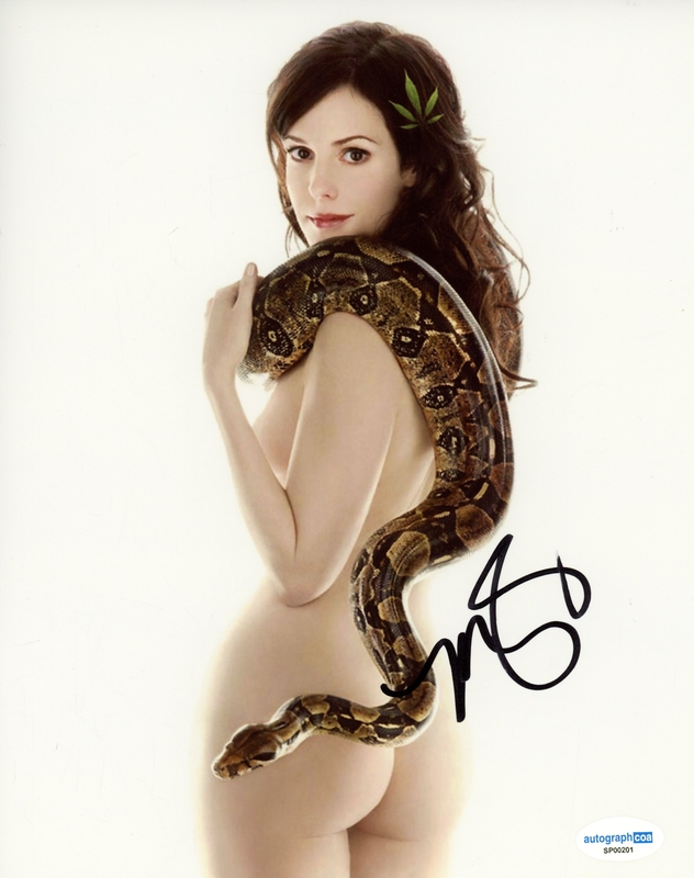 Item # 202229 - Mary-Louise Parker "Weeds" AUTOGRAPH Signed 'Nancy Botwin' 8x10 Photo C