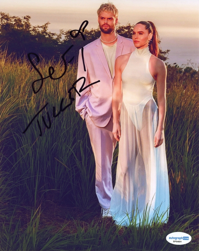 Item # 210021 - SOFI TUKKER Sophie Hawley-Weld & Tucker Halpern AUTOGRAPH Signed 8x10 Photo