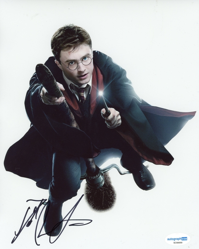 Item # 182095 - Daniel Radcliffe "Harry Potter" AUTOGRAPH Signed Autographed 8x10 Photo E