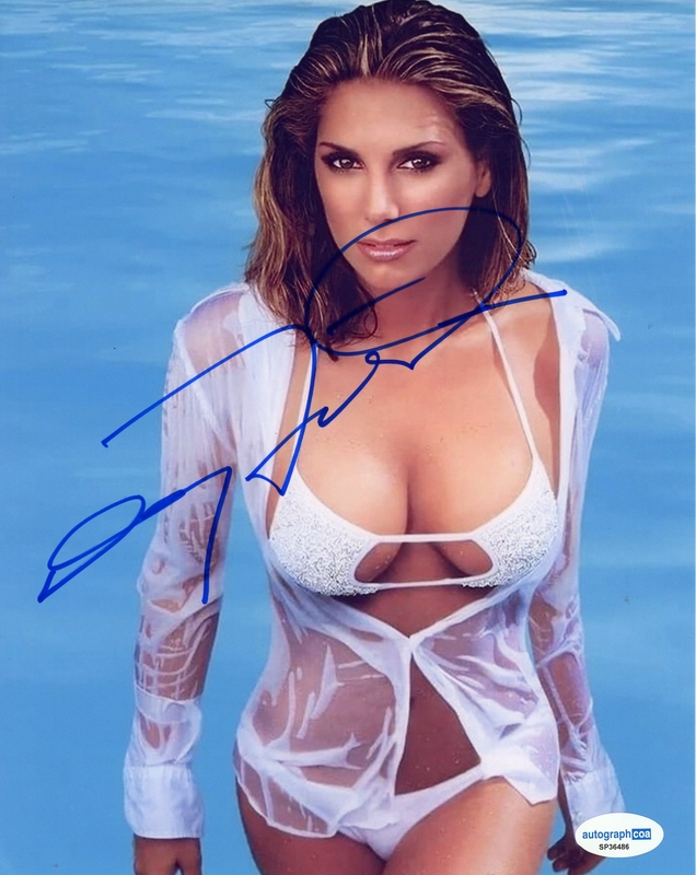 Item # 206079 - Daisy Fuentes AUTOGRAPH Signed MTV VJ Model Autographed 8x10 Photo